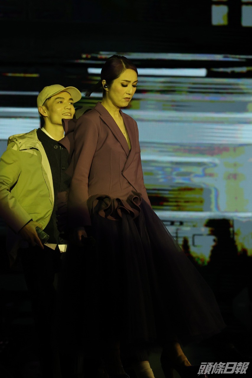 她表示自己沒有批評楊千嬅的歌聲，更指楊千嬅唱得非常好聽，但舞台設計令她失望。